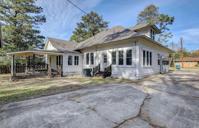 view of front of property featuring covered porch