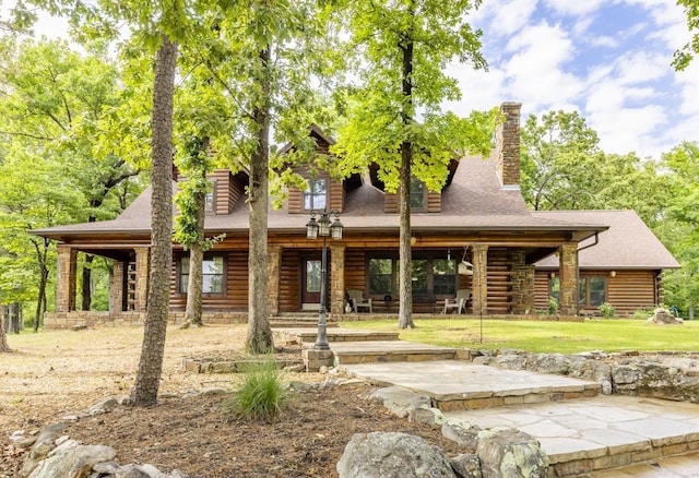 view of front facade featuring covered porch and a front lawn