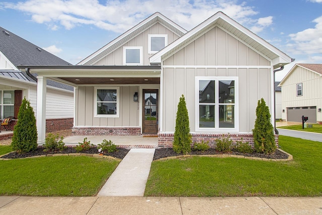 view of front facade featuring a porch and a front yard