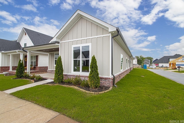 view of front of house featuring a front lawn