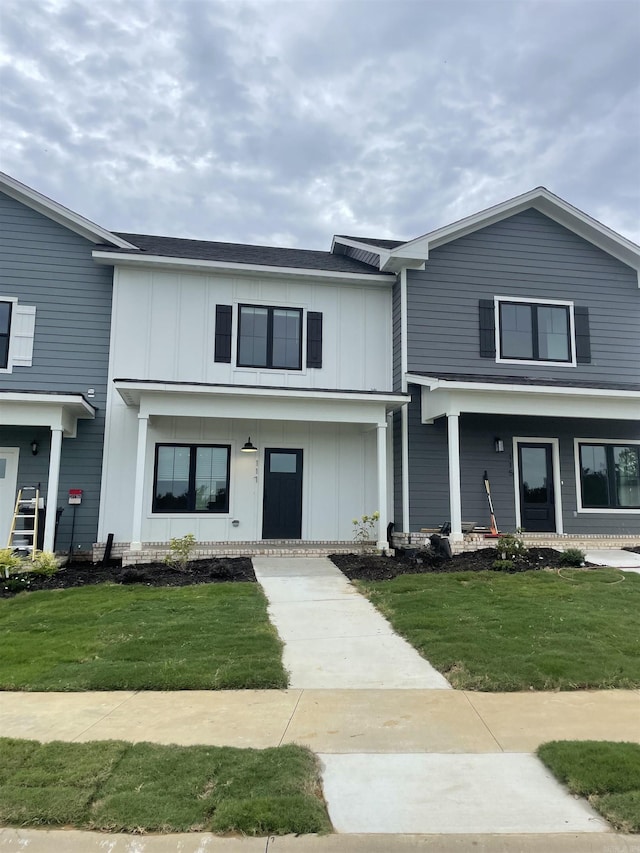 view of front facade with a front yard