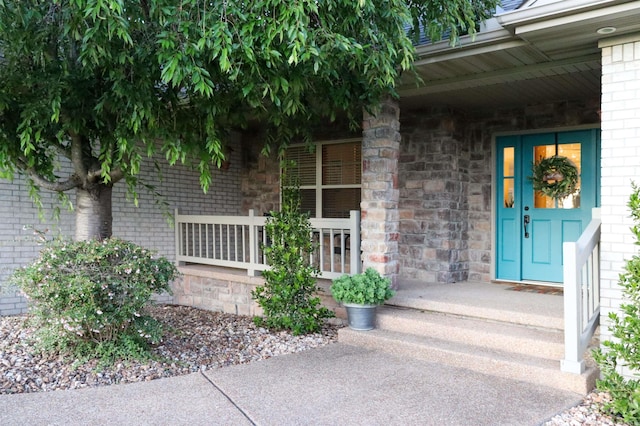 entrance to property featuring covered porch