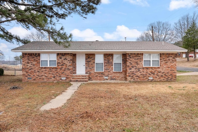 single story home featuring a front lawn