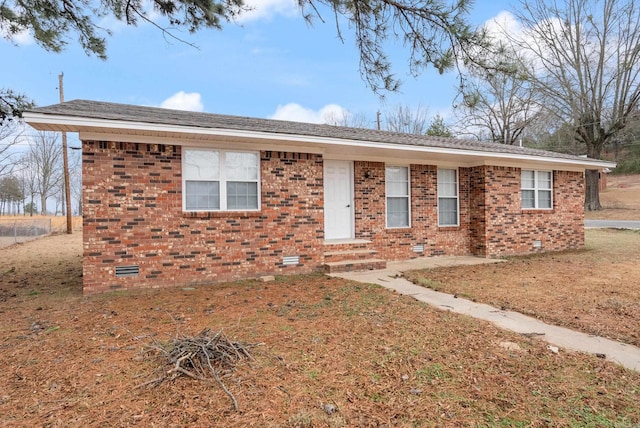 single story home featuring a front lawn