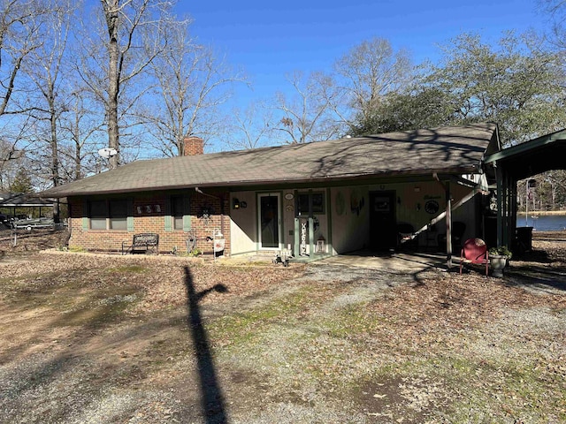 view of front facade featuring a carport