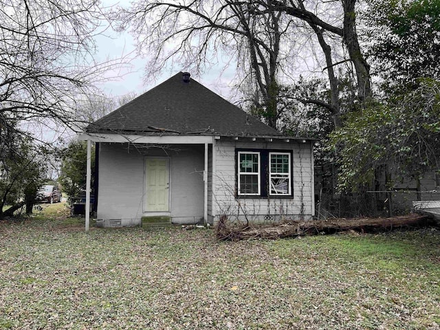 view of front of home with a front yard