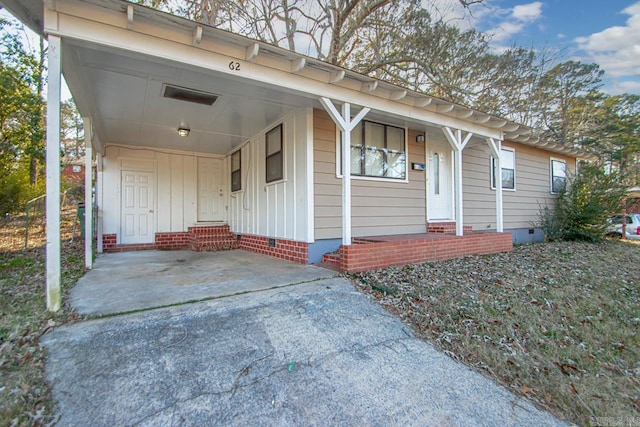 view of front of property featuring a carport