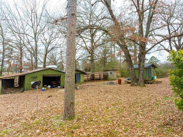 view of yard featuring an outbuilding