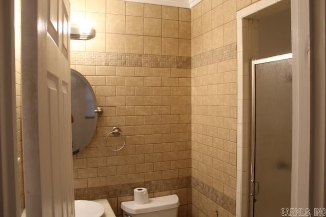 bathroom featuring a shower with door and toilet