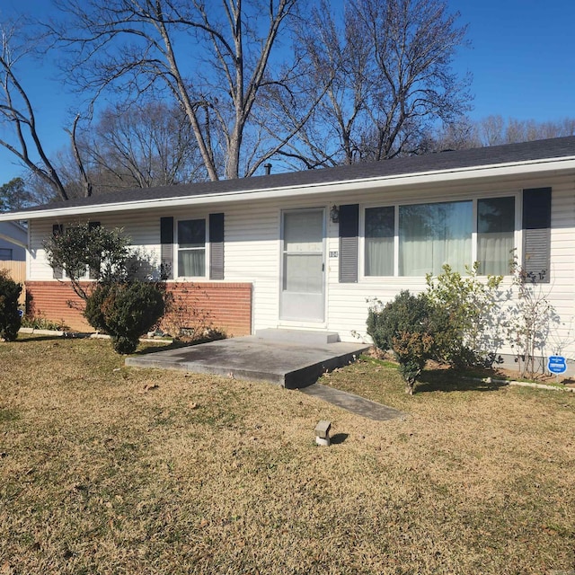 ranch-style house featuring a front lawn