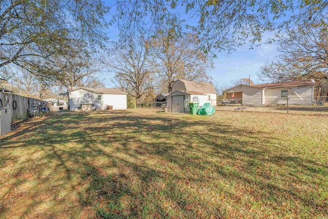 view of yard featuring a storage shed