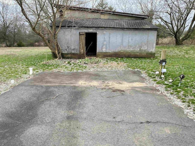 view of outbuilding featuring a yard