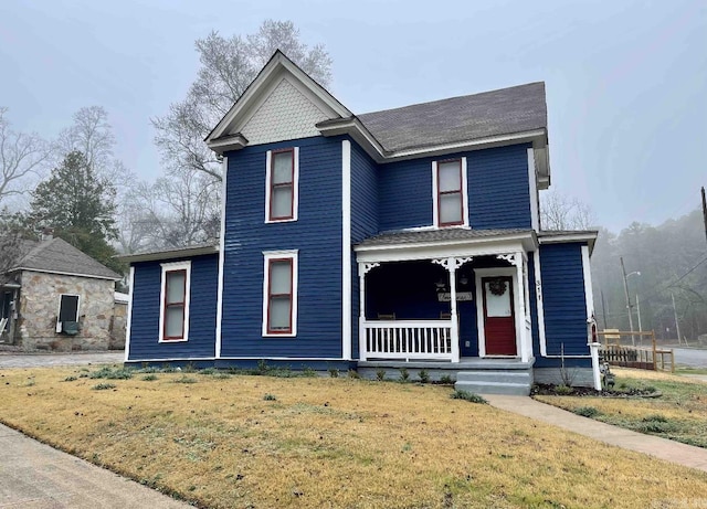 view of front of property featuring a front lawn and covered porch