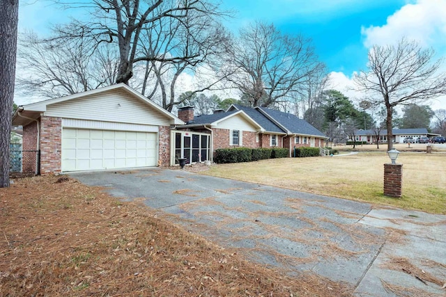 view of front of property featuring a front lawn and a garage