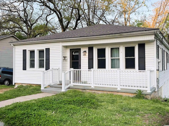 view of front facade featuring a front yard