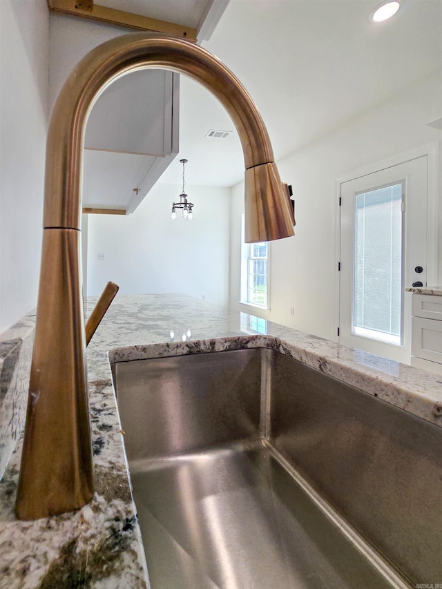 room details with hanging light fixtures and a notable chandelier