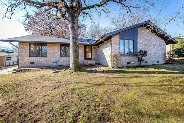 view of front of house featuring a front lawn