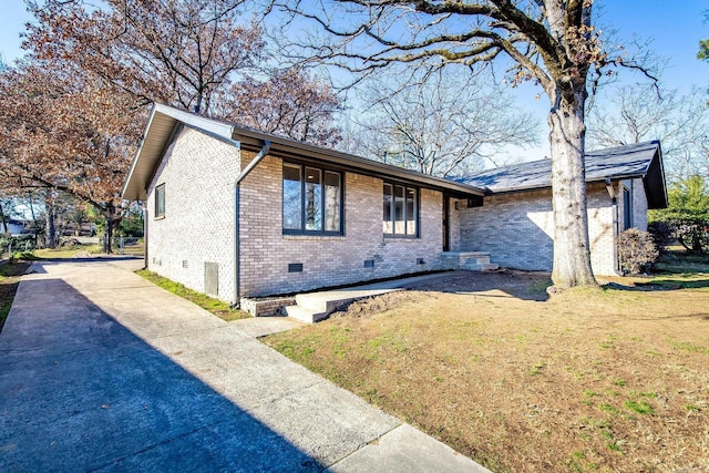 view of front of home with a front lawn