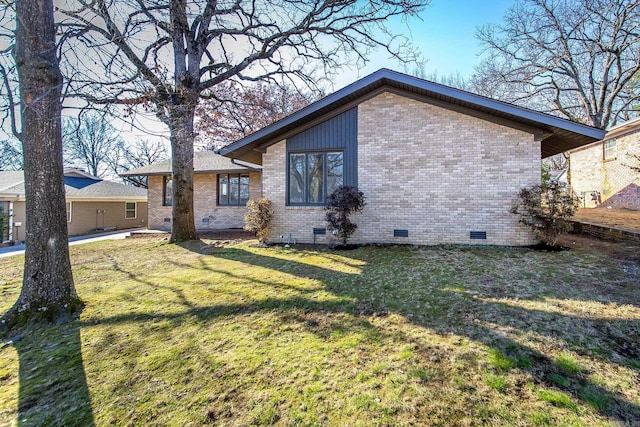 view of front of house featuring a front yard