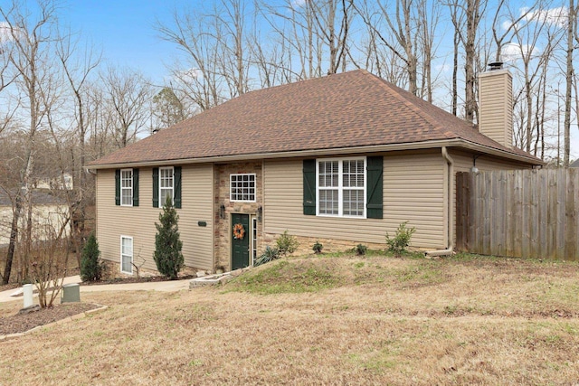 view of front of house with a front lawn