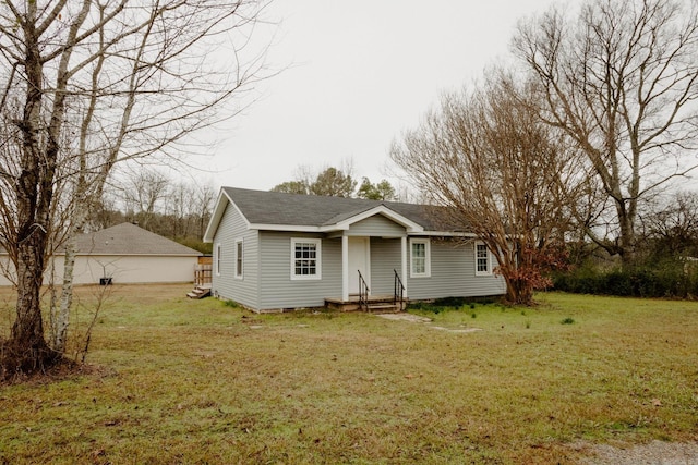 view of front of property featuring a front lawn