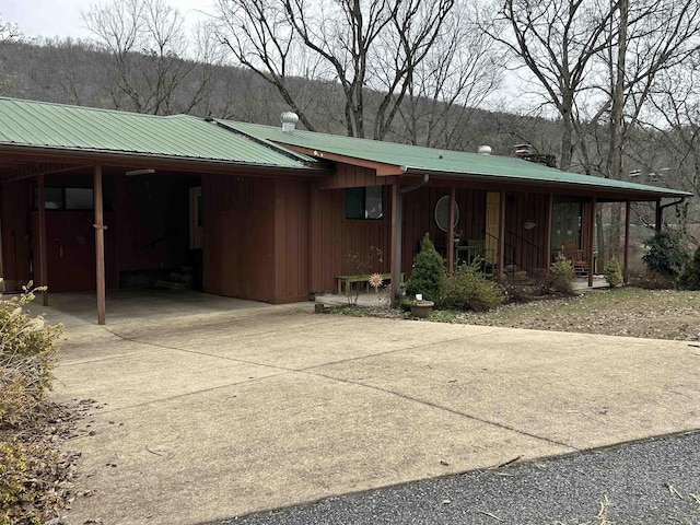 view of front facade with a carport