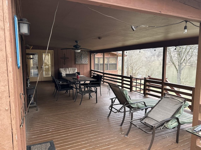 sunroom featuring ceiling fan