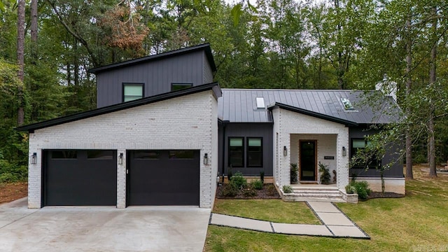 view of front facade with a garage and a front yard