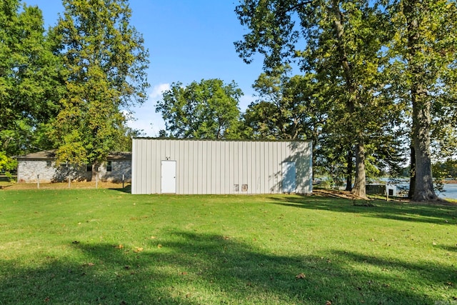 view of yard featuring an outbuilding