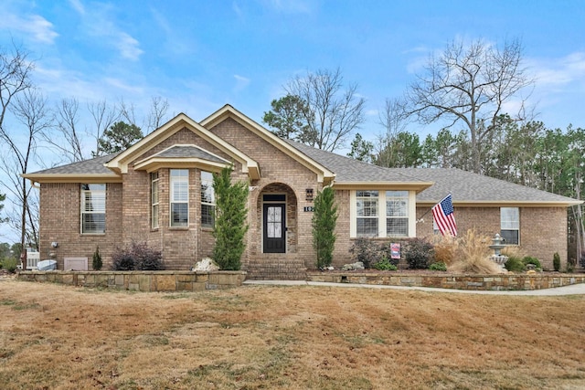 view of front facade with a front yard