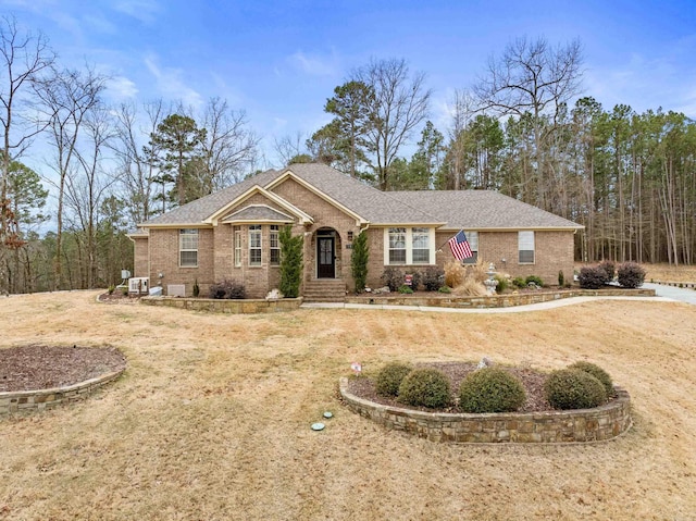 view of front of house featuring a front lawn