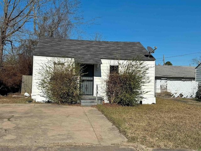 bungalow-style house with a front lawn