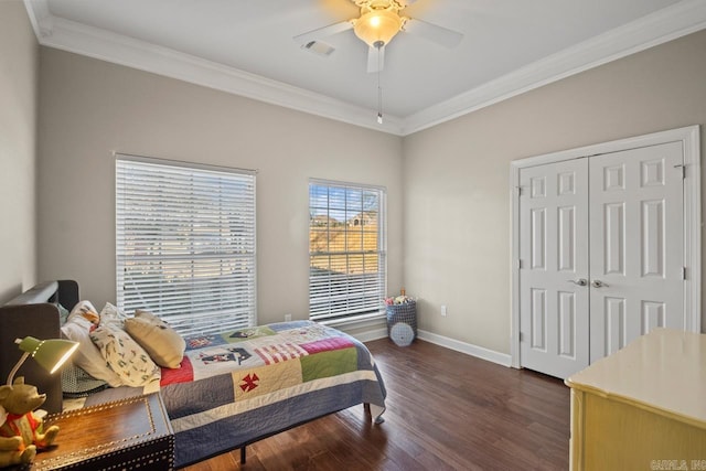 bedroom featuring a closet, ceiling fan, crown molding, and dark hardwood / wood-style floors