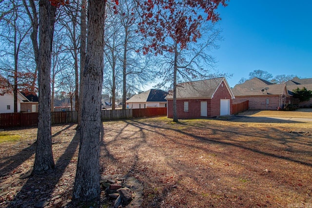 view of yard featuring an outbuilding