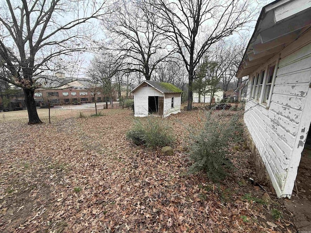 view of yard with a storage shed