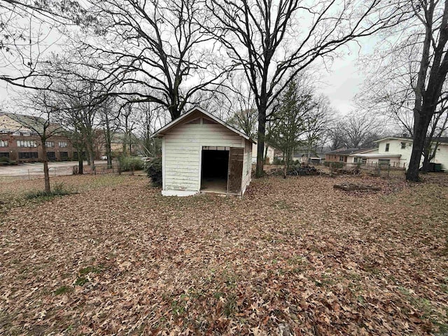 view of yard with a storage unit