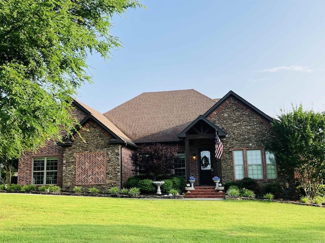 view of front of home featuring a front yard