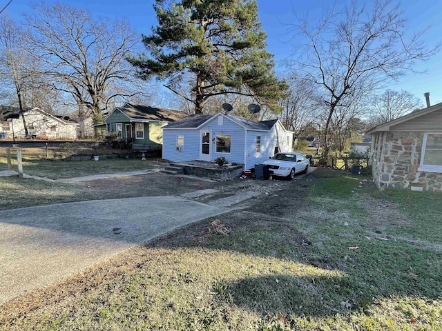 view of front of house featuring a front yard