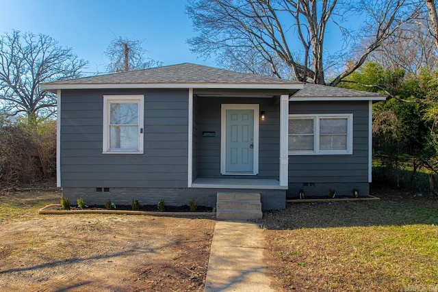 bungalow featuring a front lawn