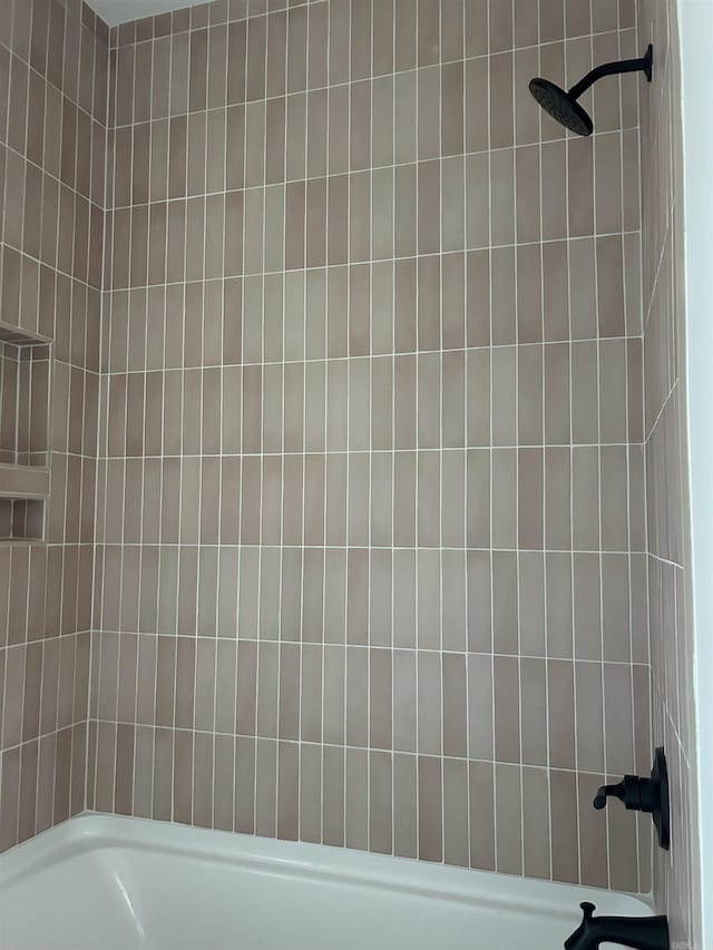 bathroom featuring tiled shower / bath combo