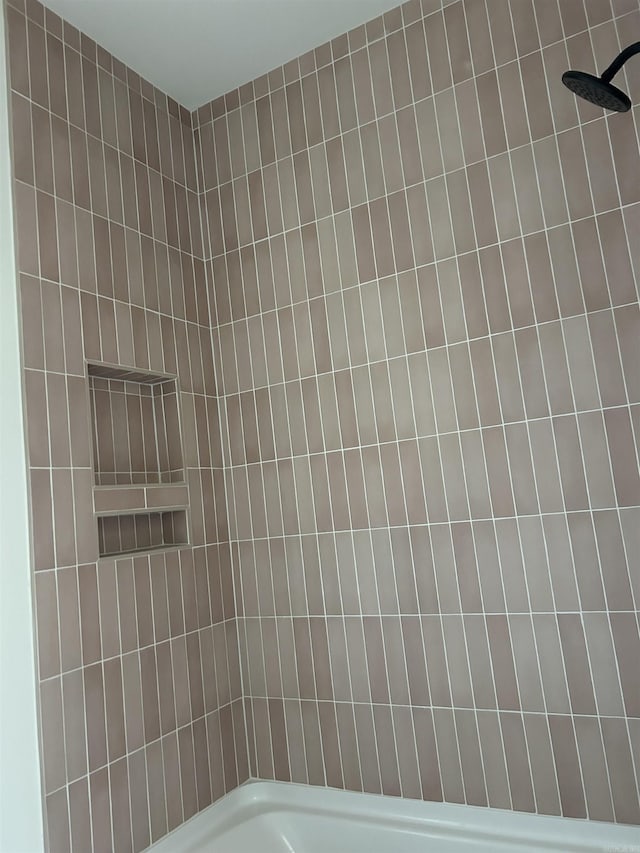 bathroom with tiled shower / bath combo