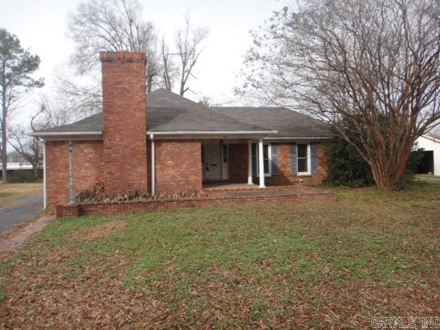 view of front of home featuring a front yard