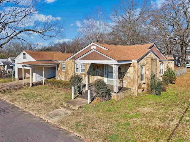 view of front of home featuring a carport and a front lawn