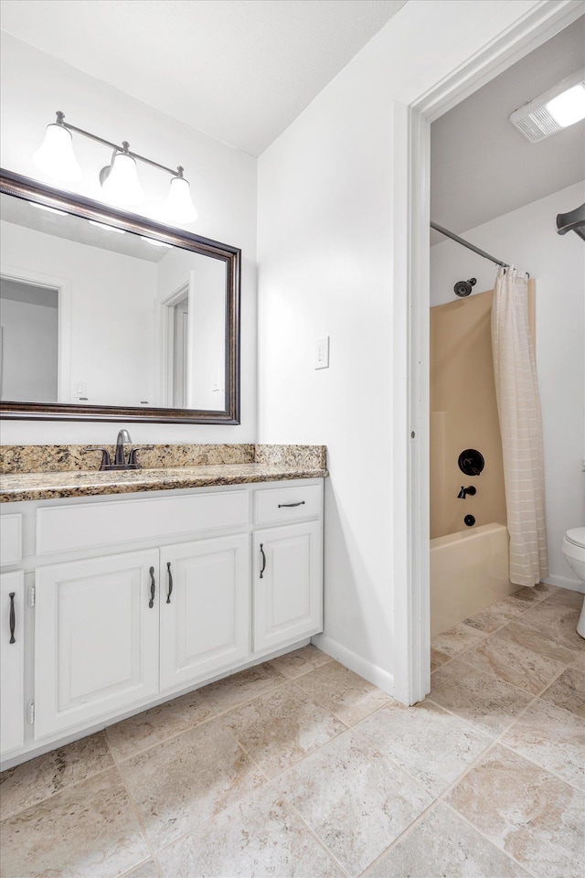 full bath featuring toilet, baseboards, shower / tub combo with curtain, and vanity