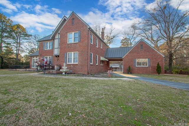 view of front facade featuring a front yard