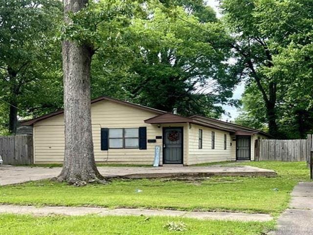 single story home featuring a front lawn