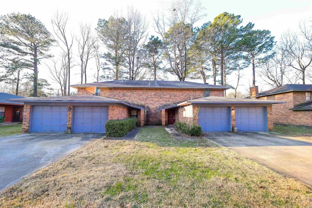 view of front of home featuring a front yard and a garage