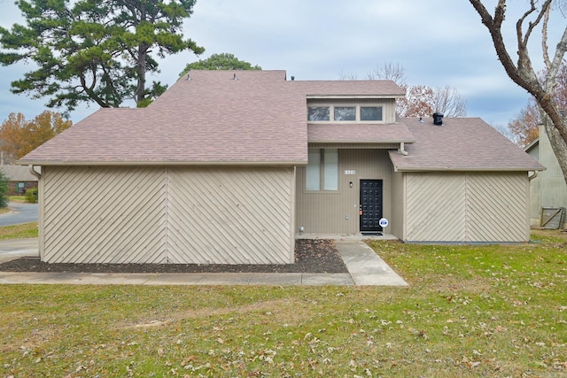 view of front of property featuring a front lawn