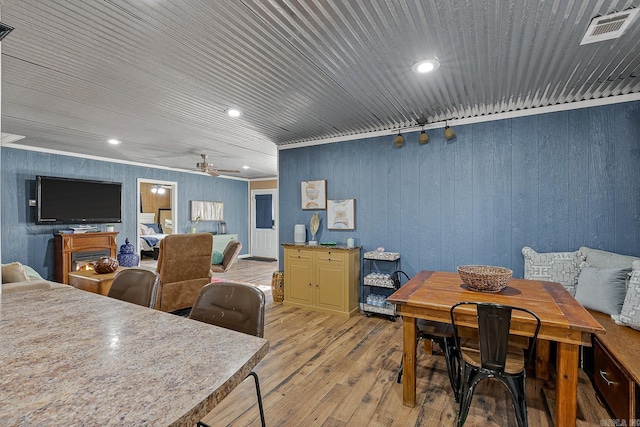 dining space with ceiling fan, recessed lighting, visible vents, light wood-type flooring, and crown molding