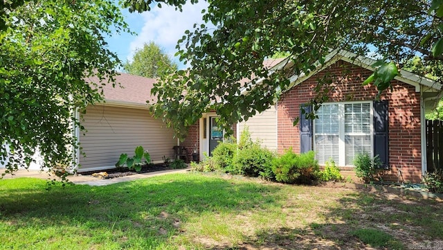 view of front of property featuring a front lawn